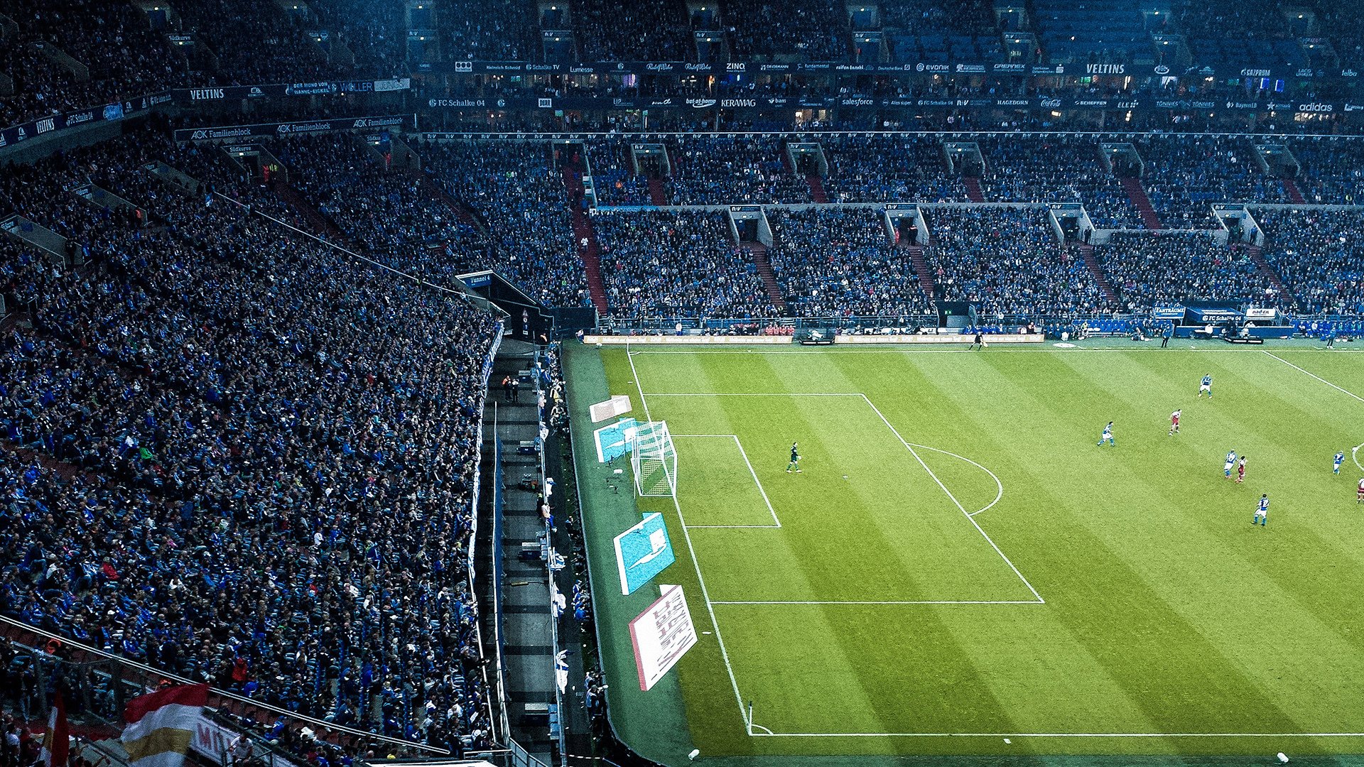 纽卡斯尔后场出球更流畅形成反击基础，纽卡斯尔首发阵容